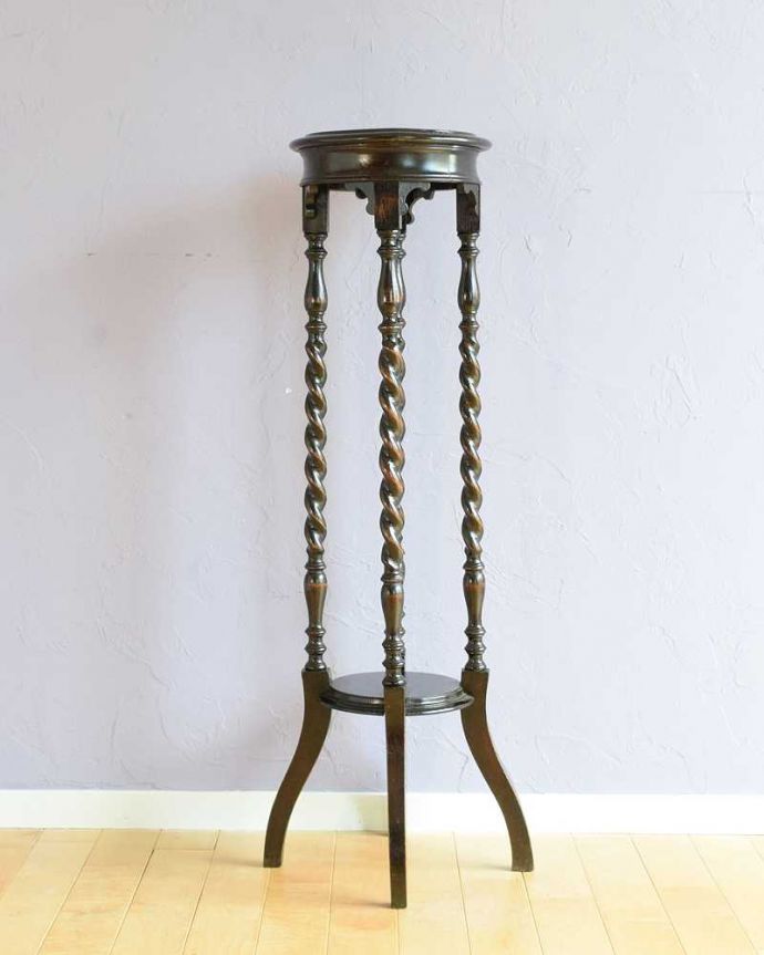 プランツスタンド・ケーキスタンド アンティーク家具 4本ツイスト脚が美しい、英国アンティークのプランツスタンド。横から見てもステキ角度を変えてみてみると、こんな感じです。(q-1882-f)