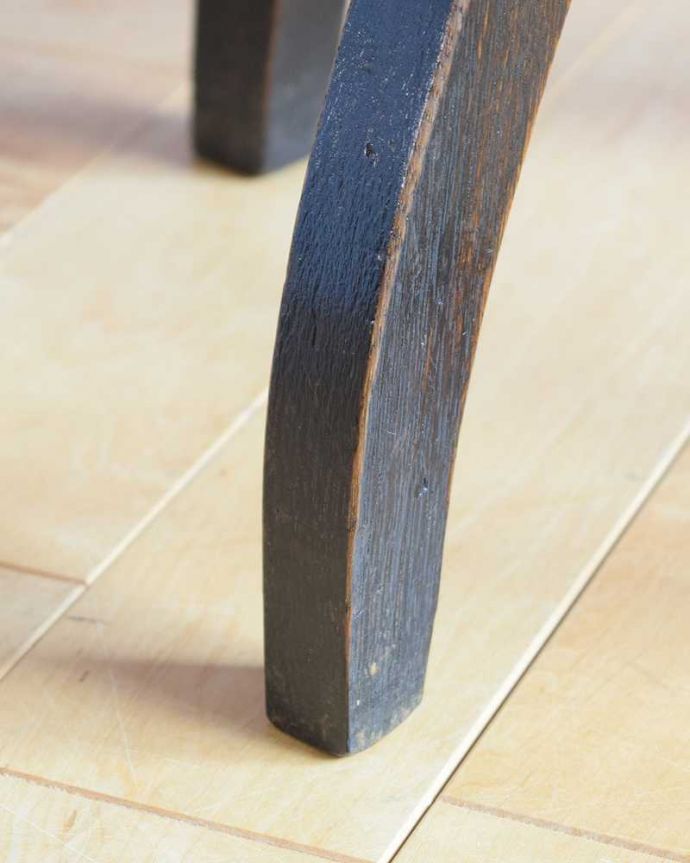 プランツスタンド・ケーキスタンド アンティーク家具 4本ツイスト脚が美しい、英国アンティークのプランツスタンド。持ち上げなくても移動できますHandleのアンティーク家具の脚の裏にはフェルトキーパーをお付けしているので、床を滑らせてラクに移動できます。(q-1882-f)