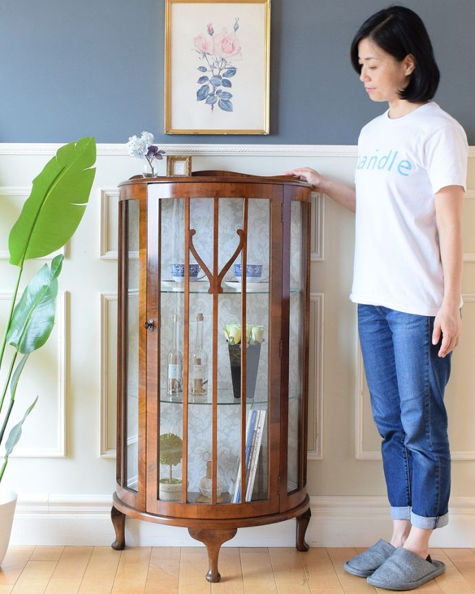 アンティークのキャビネット アンティーク家具 ハーフムーンの素敵な英国のアンティークガラスキャビネット(ショーケース)。どこからでも中が見える半月型のキャビネット半月型をしたハーフムーンのキャビネットは、グルっと180度、どの場所からも中が美しく見える人気のキャビネットです。(q-1883-f)