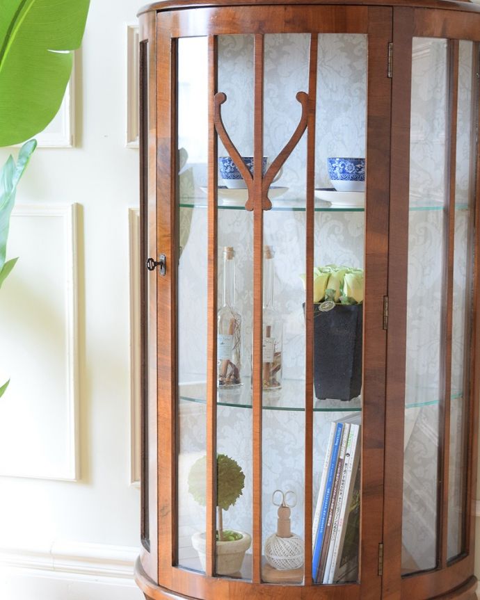 アンティークのキャビネット アンティーク家具 ハーフムーンの素敵な英国のアンティークガラスキャビネット(ショーケース)。ガラス越しに見るお気に入りの美しさ…アンティークのガラス扉を通して見ると、中に入れたものがキラッキラに輝いて見えるんです。(q-1883-f)