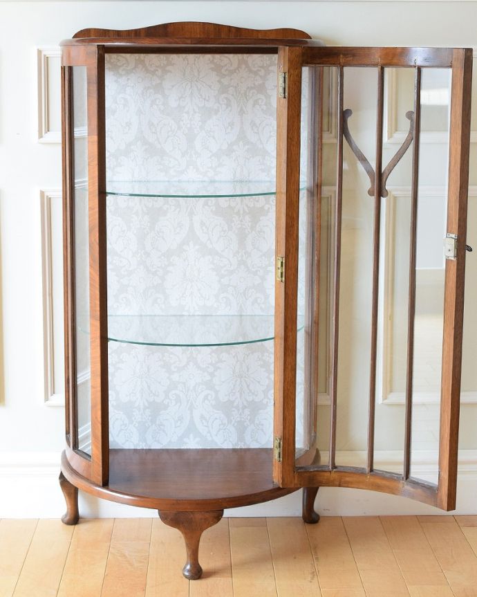 アンティークのキャビネット アンティーク家具 ハーフムーンの素敵な英国のアンティークガラスキャビネット(ショーケース)。扉を開けて中を見てみると…職人がキレイに修復して、背板も新しい生地に張替えました。(q-1883-f)