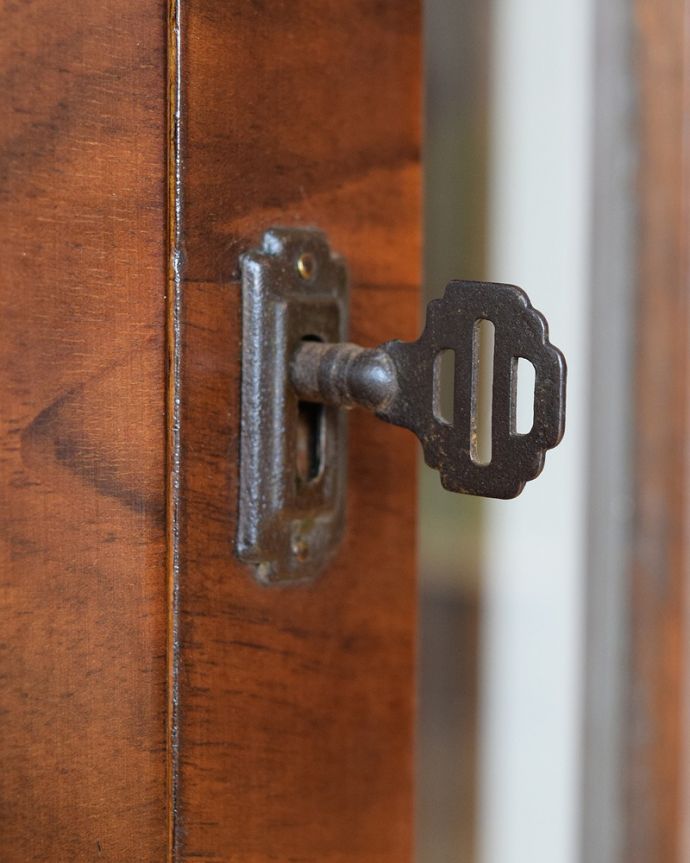 アンティークのキャビネット アンティーク家具 ハーフムーンの素敵な英国のアンティークガラスキャビネット(ショーケース)。開ける度にワクワクする取っ手鍵 が取っ手になっているので、中を開ける度にまるで宝箱を開ける気分です。(q-1883-f)