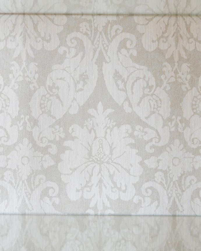 アンティークのキャビネット アンティーク家具 ハーフムーンの素敵な英国のアンティークガラスキャビネット(ショーケース)。新しく貼り替えましたキャビネットに似合う生地を選んで張り替えた背板。(q-1883-f)