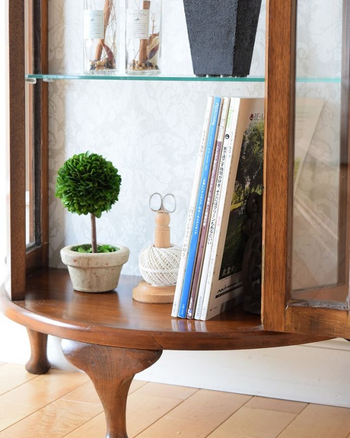 アンティークのキャビネット アンティーク家具 ハーフムーンの素敵な英国のアンティークガラスキャビネット(ショーケース)。扉の中は収納たっぷりA4サイズの雑誌までしっかり収納出来ちゃう大きさ。(q-1883-f)