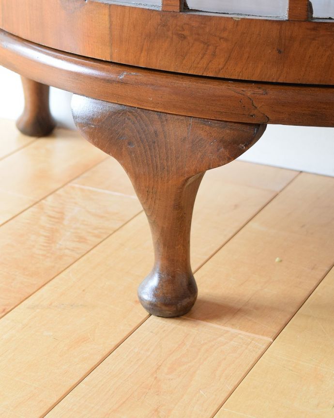 アンティークのキャビネット アンティーク家具 ハーフムーンの素敵な英国のアンティークガラスキャビネット(ショーケース)。女性1人でラクラク運べちゃう仕掛けHandleのアンティークは、脚の裏にフェルトキーパーをお付けしています。(q-1883-f)