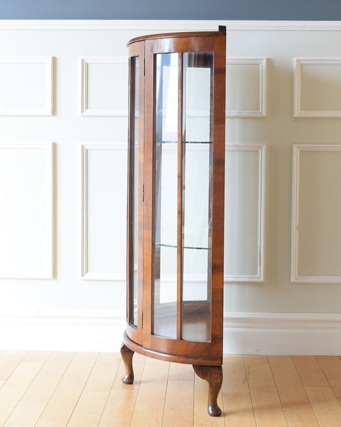 アンティークのキャビネット アンティーク家具 ハーフムーンの素敵な英国のアンティークガラスキャビネット(ショーケース)。180度どこからでも中が見れちゃうグルっと180度、どの角度からでも中が見れるハーフムーン型。(q-1883-f)