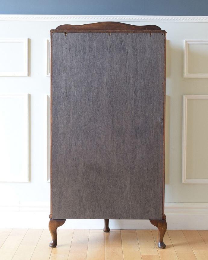 アンティークのキャビネット アンティーク家具 ハーフムーンの素敵な英国のアンティークガラスキャビネット(ショーケース)。もちろん後姿もキレイですアンティークは新品ではないので、もちろん経年変化によるキズはありますが、専門の職人がしっかり修復しているので後ろ姿までキレイです。(q-1883-f)