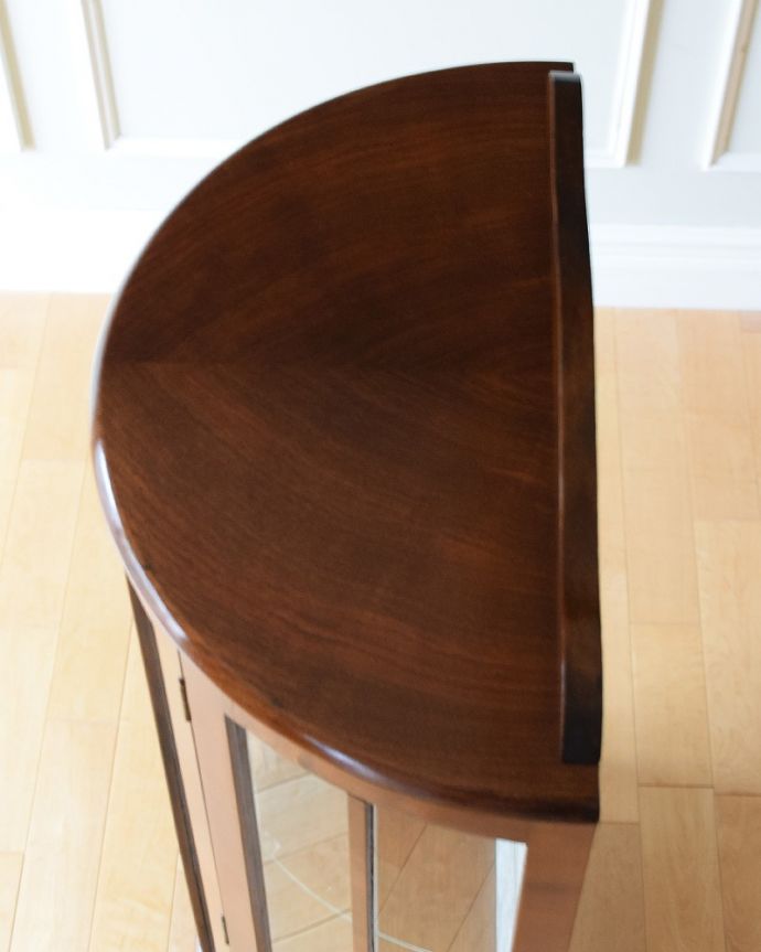 アンティークのキャビネット アンティーク家具 ハーフムーンの素敵な英国のアンティークガラスキャビネット(ショーケース)。上から見るとよく分かるハーフムーンの形キャビネットを上から見てみるとこんな感じの半月型。(q-1883-f)