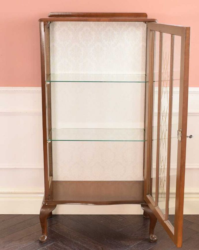 ガラスキャビネットの扉の中