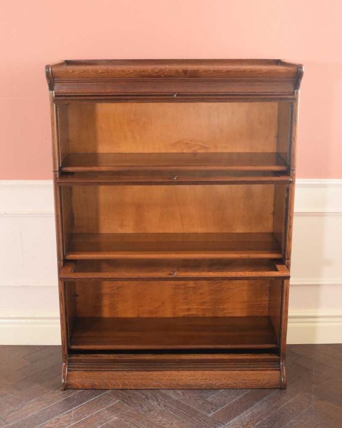 アンティークのキャビネット　アンティーク家具　どんな場所にもカッコよく置けちゃう英国輸入の便利な家具スタッキングブックケース。便利に使えるフラップ式の扉開けたままにしておいてもジャマにならないフラップ式の扉。(q-1885-f)