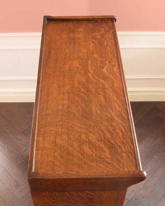 アンティークのキャビネット　アンティーク家具　どんな場所にもカッコよく置けちゃう英国輸入の便利な家具スタッキングブックケース。上から形を見てみると･･･天板はこんな形です。(q-1885-f)