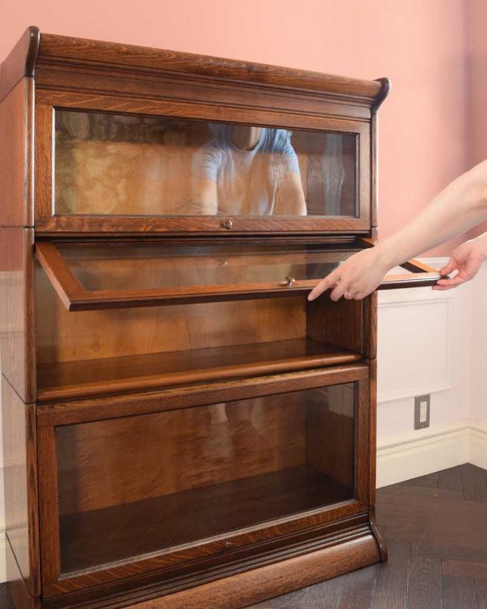 アンティークのキャビネット　アンティーク家具　どんな場所にもカッコよく置けちゃう英国輸入の便利な家具スタッキングブックケース。ちょっとオシャレな扉フラップ式の扉なので、上に持ち上げてスライドさせれば中に収納出来ます。(q-1885-f)