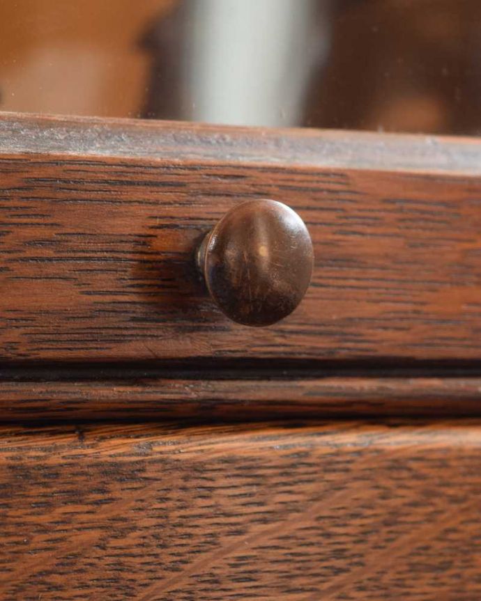 アンティークのキャビネット　アンティーク家具　どんな場所にもカッコよく置けちゃう英国輸入の便利な家具スタッキングブックケース。開ける度にワクワク･･･ちょこんと小さな取っ手が付いています。(q-1885-f)