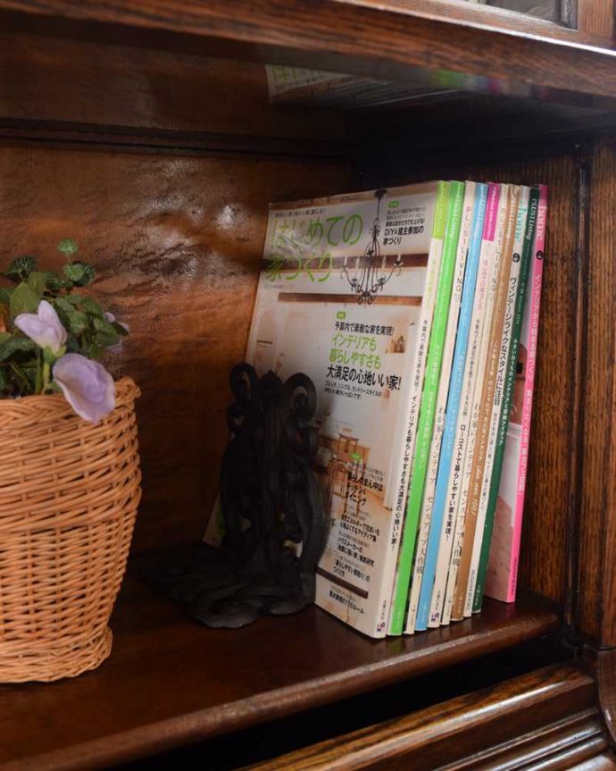 アンティークのキャビネット　アンティーク家具　どんな場所にもカッコよく置けちゃう英国輸入の便利な家具スタッキングブックケース。扉の中は収納たっぷりA4サイズの雑誌までしっかり収納出来ちゃう大きさ。(q-1885-f)