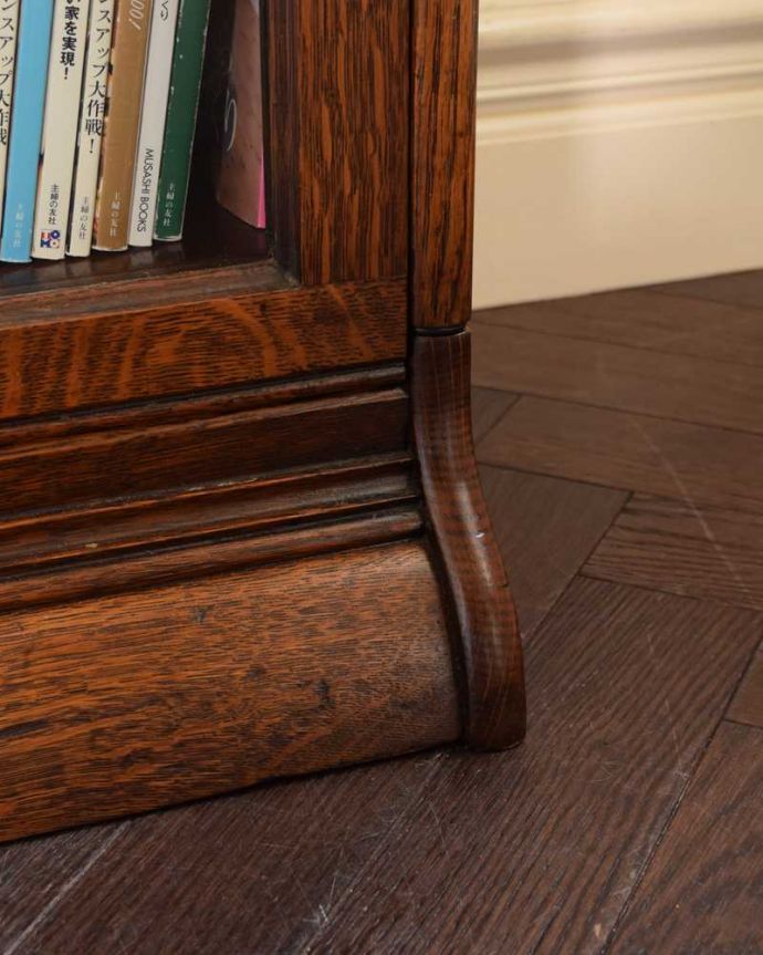 アンティークのキャビネット　アンティーク家具　どんな場所にもカッコよく置けちゃう英国輸入の便利な家具スタッキングブックケース。女性１人でも運べますHandleのアンティークは、脚の裏にフェルトキーパーをお付けしているので、女性でも床を滑らせて移動が出来ます。(q-1885-f)