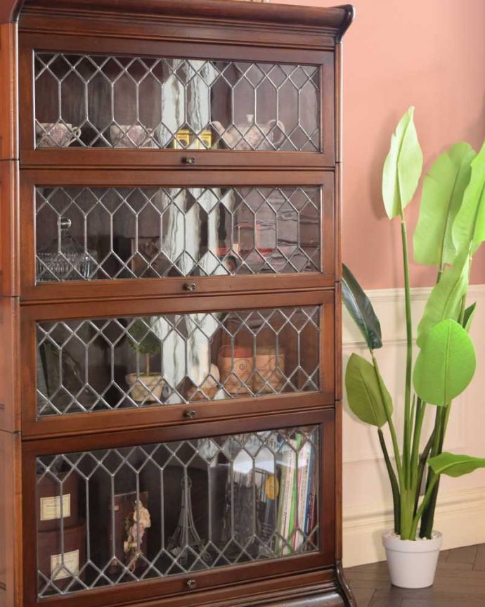アンティークのキャビネット アンティーク家具 ケイムで仕上がったガラス扉がかっこいい、英国のアンティークスタッキングブックケース(本棚) 。ガラス越しに中をのぞいてみると・・・こんなにおしゃれな家具が事務機器だったなんて考えられないくらい。(q-1886-f)