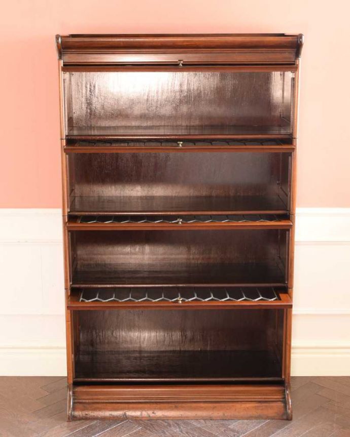 アンティークのキャビネット アンティーク家具 ケイムで仕上がったガラス扉がかっこいい、英国のアンティークスタッキングブックケース(本棚) 。便利に使えるフラップ式の扉開けたままにしておいてもジャマにならないフラップ式の扉。(q-1886-f)