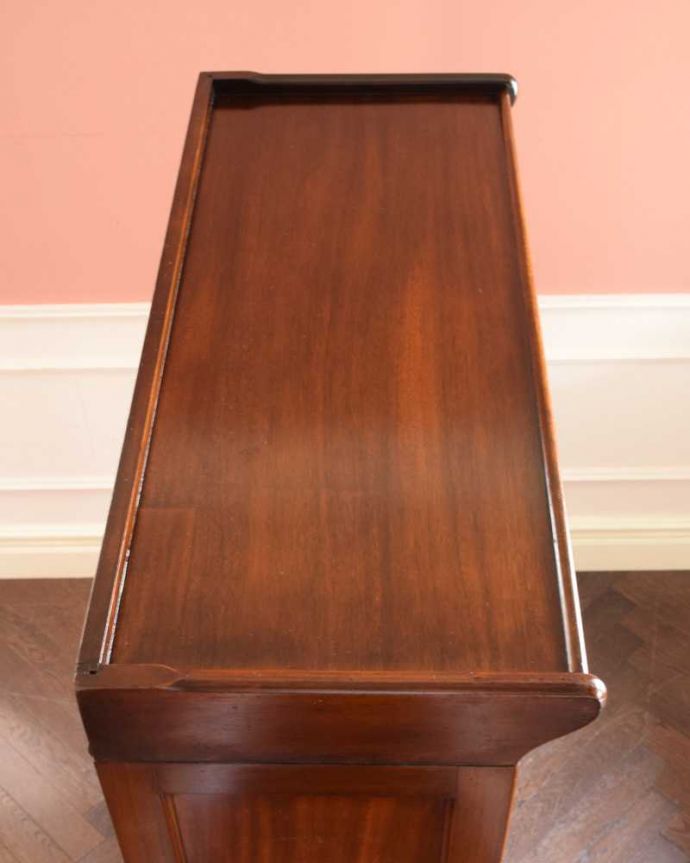 アンティークのキャビネット アンティーク家具 ケイムで仕上がったガラス扉がかっこいい、英国のアンティークスタッキングブックケース(本棚) 。上から形を見てみると・・・天板はこんな形です。(q-1886-f)