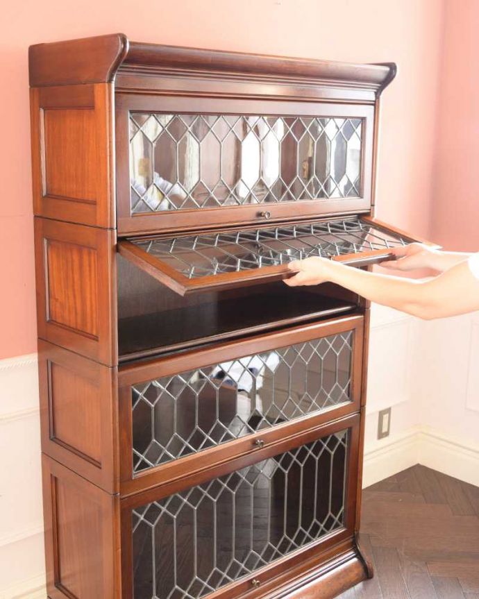 アンティークのキャビネット アンティーク家具 ケイムで仕上がったガラス扉がかっこいい、英国のアンティークスタッキングブックケース(本棚) 。ちょっとオシャレな扉フラップ式の扉なので、上に持ち上げてスライドさせれば中に収納出来ます。(q-1886-f)