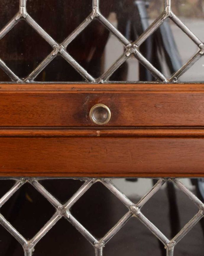 アンティークのキャビネット アンティーク家具 ケイムで仕上がったガラス扉がかっこいい、英国のアンティークスタッキングブックケース(本棚) 。開ける度にワクワク・・・ちょこんと小さな取っ手が付いています。(q-1886-f)