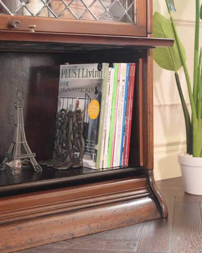 アンティークのキャビネット アンティーク家具 ケイムで仕上がったガラス扉がかっこいい、英国のアンティークスタッキングブックケース(本棚) 。扉の中は収納たっぷりA4サイズの雑誌までしっかり収納出来ちゃう大きさ。(q-1886-f)