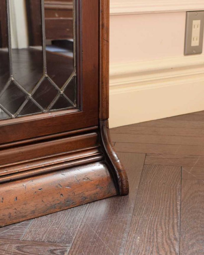 アンティークのキャビネット アンティーク家具 ケイムで仕上がったガラス扉がかっこいい、英国のアンティークスタッキングブックケース(本棚) 。女性1人でも運べますHandleのアンティークは、脚の裏にフェルトキーパーをお付けしているので、女性でも床を滑らせて移動が出来ます。(q-1886-f)