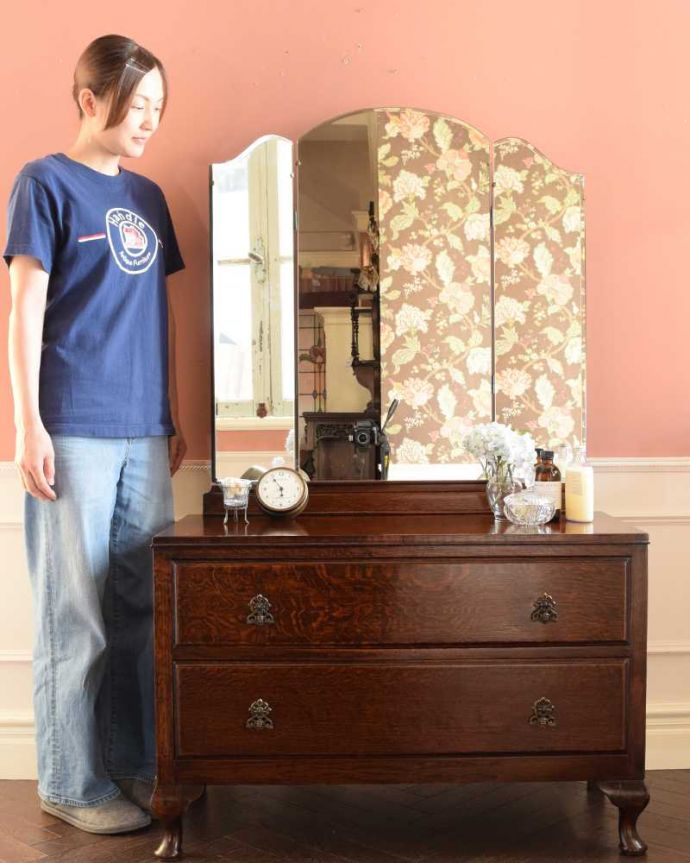 アンティークのドレッサー アンティーク家具 大きな三面鏡が付いた英国のアンティーク家具、便利なドレッシングチェスト。大きな鏡を見る度に毎日が楽しくなるドレッシングチェストミラーが付いた女性のための家具ドレッシングチェスト。(q-1888-f)