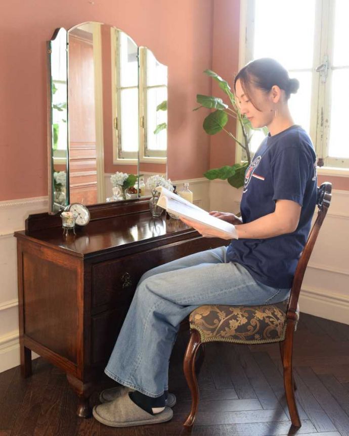 アンティークのドレッサー アンティーク家具 大きな三面鏡が付いた英国のアンティーク家具、便利なドレッシングチェスト。自分だけの場所で過ごす自分だけの時間女性にとって特別な場所だから、ここに座っているだけでなんだかワクワクしちゃうんです。(q-1888-f)