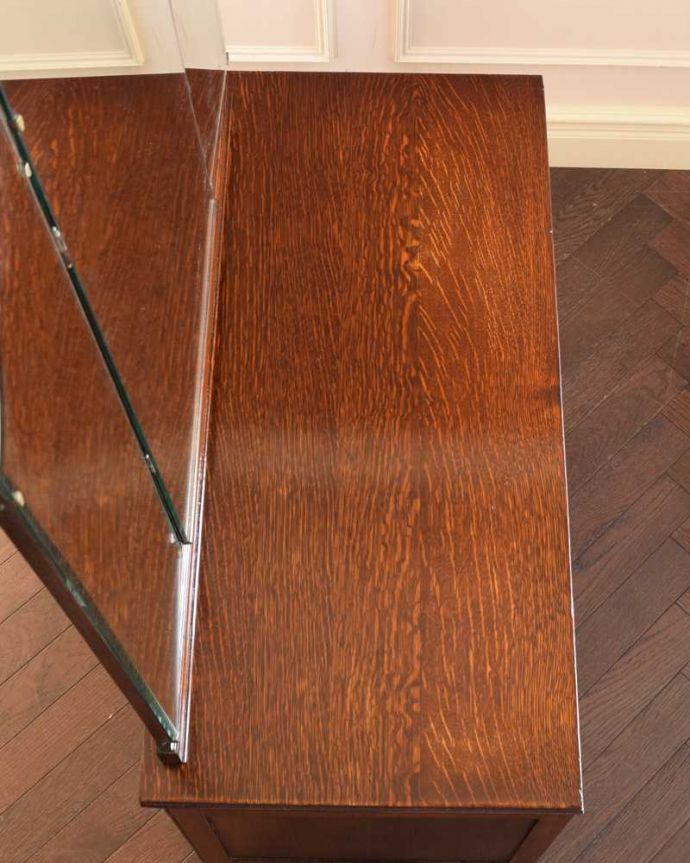 アンティークのドレッサー アンティーク家具 大きな三面鏡が付いた英国のアンティーク家具、便利なドレッシングチェスト。上から見てみると・・・アンティーク家具専門の職人がピッカピカにお直ししました。(q-1888-f)