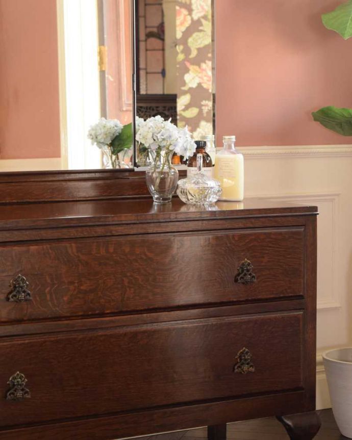 アンティークのドレッサー アンティーク家具 大きな三面鏡が付いた英国のアンティーク家具、便利なドレッシングチェスト。英国アンティークが持つ素材の華やかさ木目の美しさが際立つ英国アンティークらしいドレッシングチェスト。(q-1888-f)