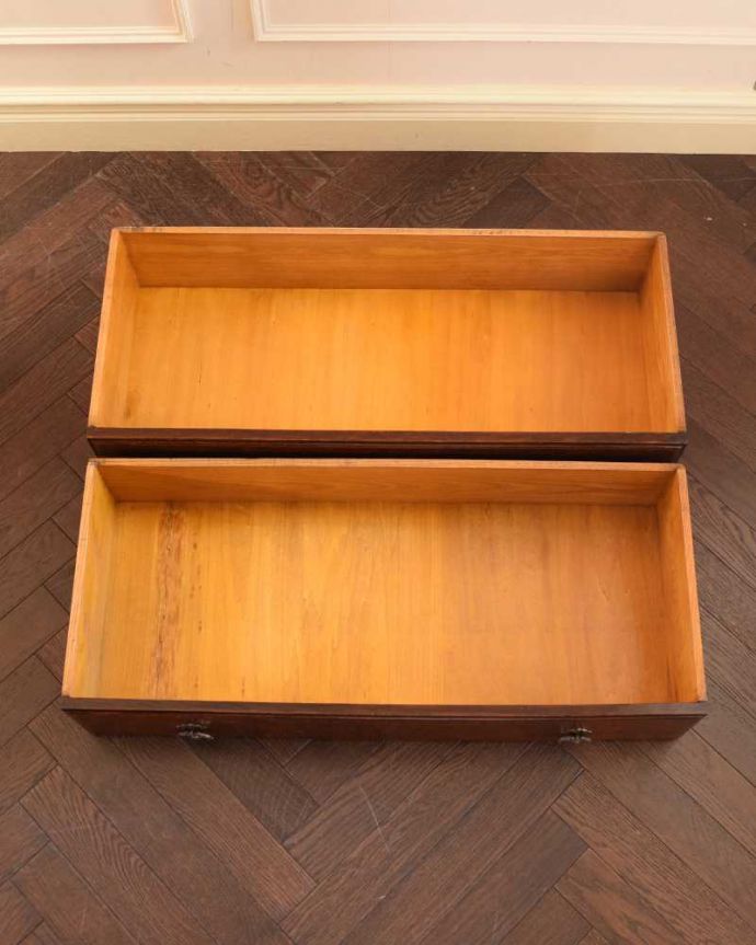 アンティークのドレッサー アンティーク家具 大きな三面鏡が付いた英国のアンティーク家具、便利なドレッシングチェスト。引き出しの中もキレイに修復しました収納としても使えるよう、もちろん引き出しの中も職人がキレイにお直ししました。(q-1888-f)