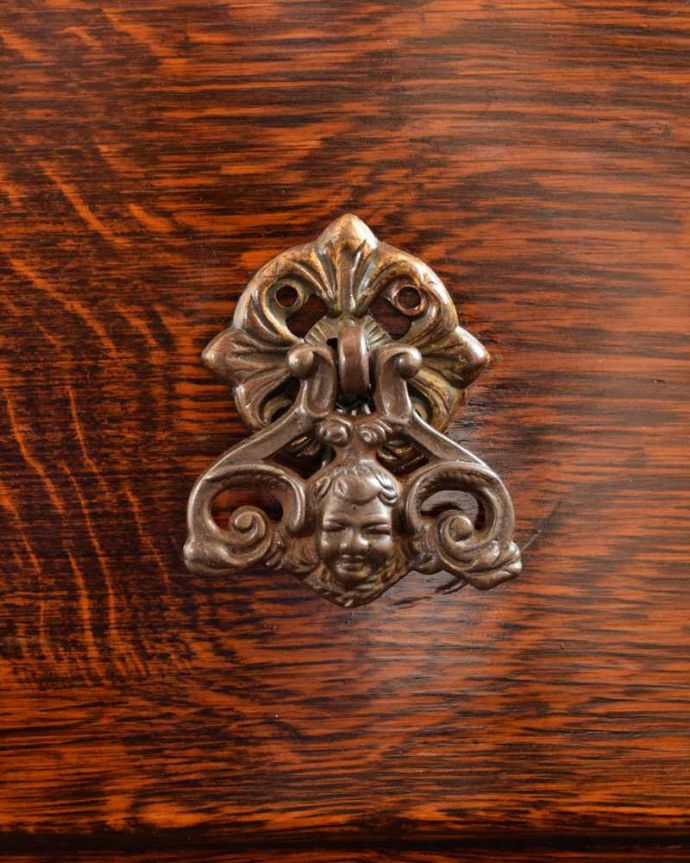 アンティークのドレッサー アンティーク家具 大きな三面鏡が付いた英国のアンティーク家具、便利なドレッシングチェスト。アンティークらしい素敵な取っ手味わい深いアンティークらしい取っ手のデザインからも時間の流れが感じられます。(q-1888-f)