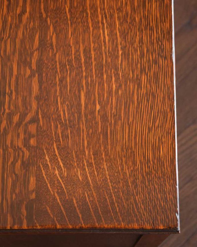 アンティークのドレッサー アンティーク家具 大きな三面鏡が付いた英国のアンティーク家具、便利なドレッシングチェスト。天板の塗装もキレイ近づいてみると、ピッカピカでキレイに仕上げた天板の塗装。(q-1888-f)