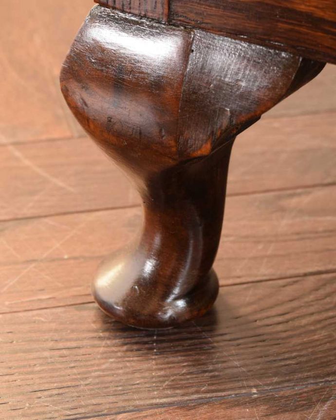 アンティークのドレッサー アンティーク家具 大きな三面鏡が付いた英国のアンティーク家具、便利なドレッシングチェスト。女性1人でラクラク運べちゃう仕掛けHandleのアンティークは、脚の裏にフェルトキーパーをお付けしています。(q-1888-f)