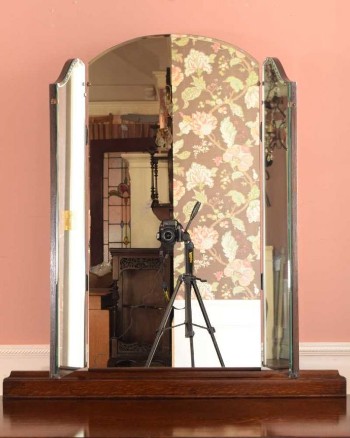 アンティークのドレッサー アンティーク家具 大きな三面鏡が付いた英国のアンティーク家具、便利なドレッシングチェスト。女子が喜ぶ三面鏡!大きく、美しいカッティングのミラーです。(q-1888-f)