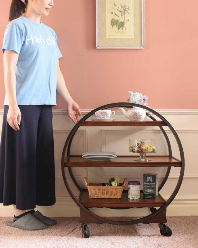 アンティークのワゴン・トローリー　アンティーク家具　初めて見つけためずらしいデザインのアンティークトロリー（ワゴン）。コロコロ転がせて移動も楽チン！アンティークの中でも人気の高いワゴン。(q-1889-f)