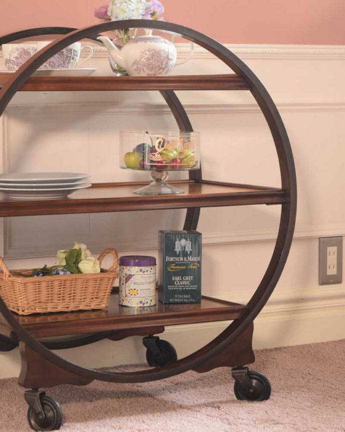 アンティークのワゴン・トローリー　アンティーク家具　初めて見つけためずらしいデザインのアンティークトロリー（ワゴン）。アンティークのワゴンは使い方が自由自在簡単に移動が出来るワゴン。(q-1889-f)