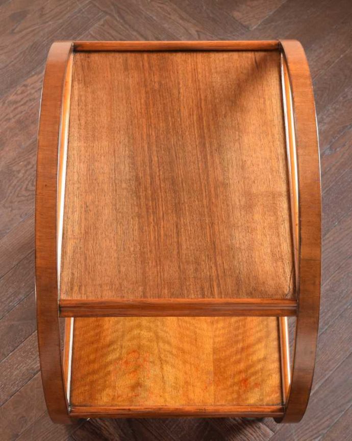 アンティークのワゴン・トローリー　アンティーク家具　初めて見つけためずらしいデザインのアンティークトロリー（ワゴン）。上から見るとこんな形です修復にもいろんな方法がありますが、Handleではこだわって仕上げています。(q-1889-f)