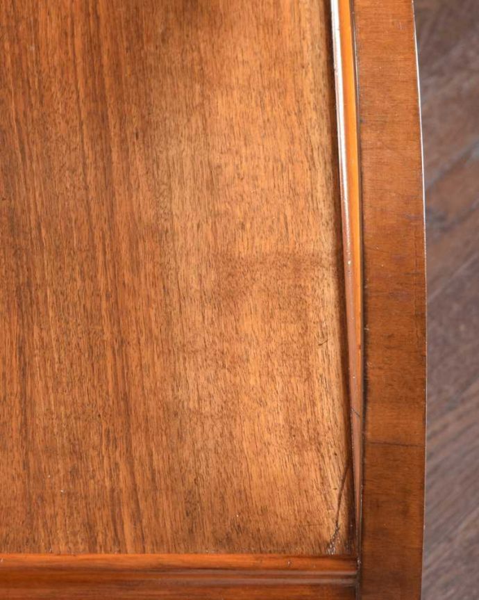 アンティークのワゴン・トローリー　アンティーク家具　初めて見つけためずらしいデザインのアンティークトロリー（ワゴン）。近づいてみると･･･修復にもいろんな方法がありますが、Handleでは塗装にこだわって古い塗装を剥離して再塗装していますのでピカピカです。(q-1889-f)