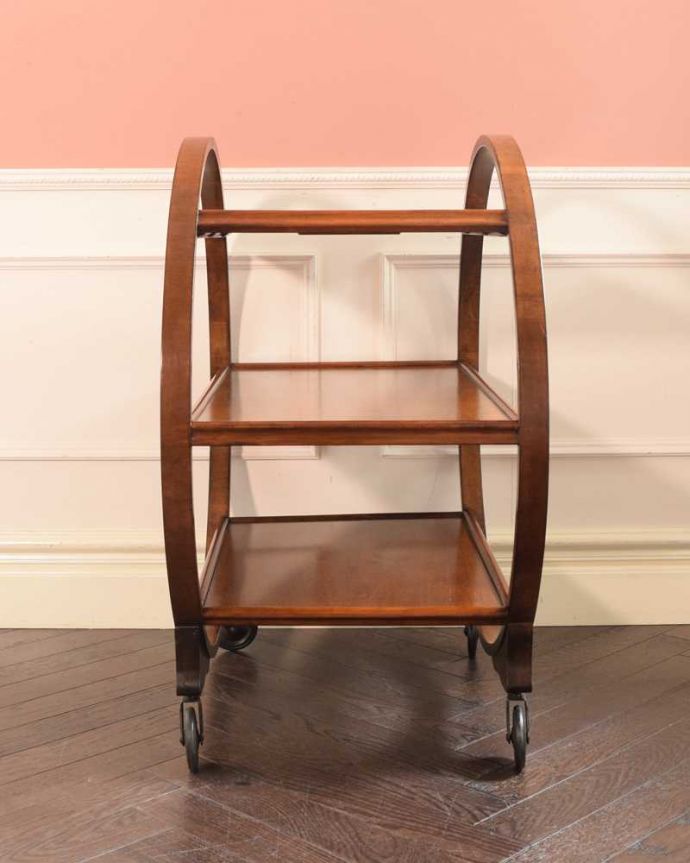 アンティークのワゴン・トローリー　アンティーク家具　初めて見つけためずらしいデザインのアンティークトロリー（ワゴン）。キッチンだけじゃもったいない！アンティークのワゴンはデザインもキレイなので、キッチン用として使うだけじゃなく、家具としていろいろ使えます。(q-1889-f)