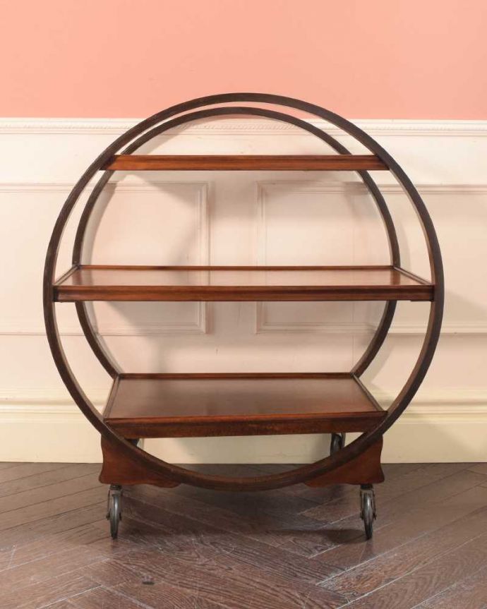 アンティークのワゴン・トローリー　アンティーク家具　初めて見つけためずらしいデザインのアンティークトロリー（ワゴン）。360度、どこから見てもキレイアンティークは新品ではないので、もちろん経年変化によるキズはありますが、専門の職人がキレイにお直しをしているので、どの角度から見てもキレイです。(q-1889-f)