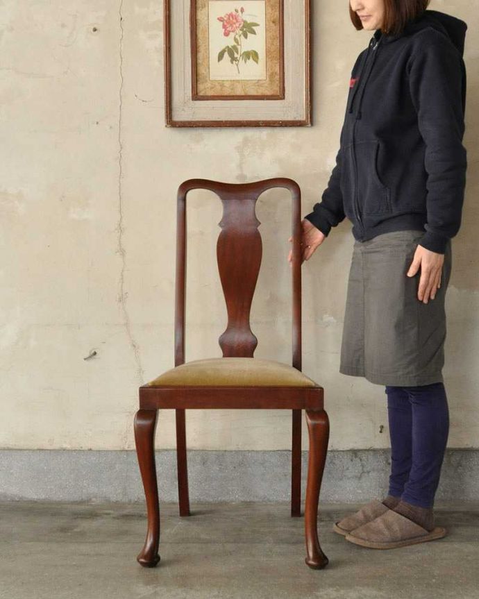 ダイニングチェア　アンティーク チェア　英国で見つけたアンティークダイニングチェア、クィーンアンチェア。アン女王時代に作られた英国の代表的な椅子クイーンアンチェアはそれまでの板座とは違って掛け心地がいいようにクッション性のある座面で作られた椅子です。(q-189-c)