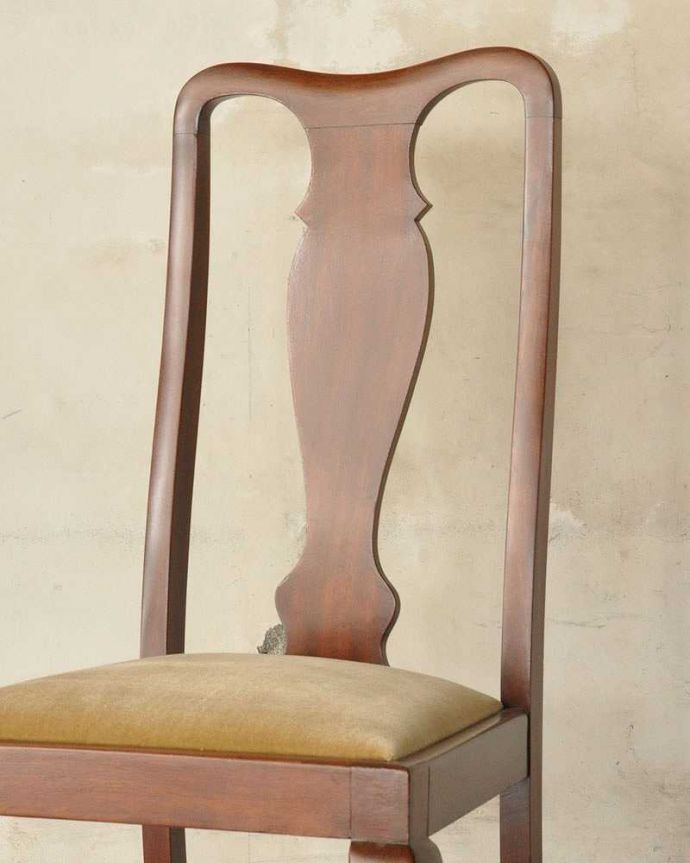 ダイニングチェア　アンティーク チェア　英国で見つけたアンティークダイニングチェア、クィーンアンチェア。ベースバックに描かれた花瓶クイーンアンチェアの一番の特長が曲線を描く背もたれ平板。(q-189-c)