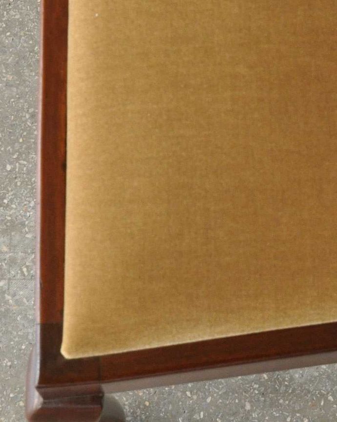 ダイニングチェア　アンティーク チェア　英国で見つけたアンティークダイニングチェア、クィーンアンチェア。生地もこだわって選びました椅子の優雅さをそのままにしておきたくて、座面の生地選びにもこだわりました。(q-189-c)