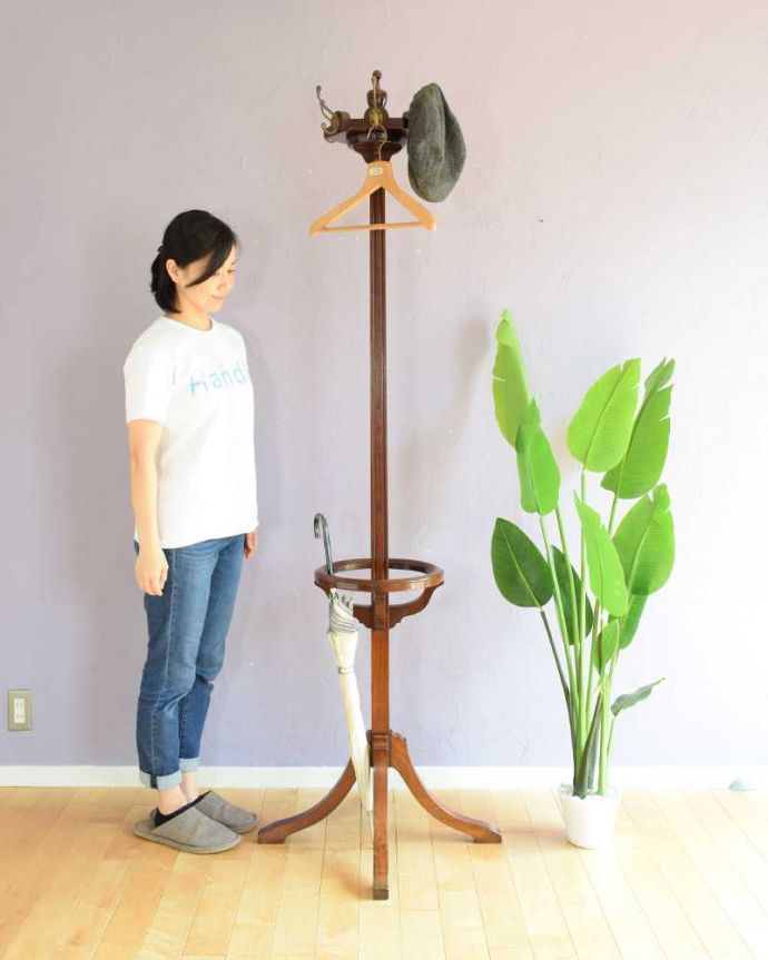 アンティークの玄関収納 アンティーク家具 英国輸入のアンティーク家具、玄関に置けるかっこいいコートハンガー。英国紳士の身だしなみのための家具もともと英国紳士の正装に必須だったステッキを収納するための家具。(q-1890-f)