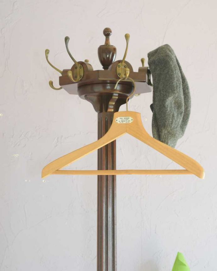 アンティークの玄関収納 アンティーク家具 英国輸入のアンティーク家具、玄関に置けるかっこいいコートハンガー。フックが付いていますどんな風に、何を掛けてもOK。(q-1890-f)