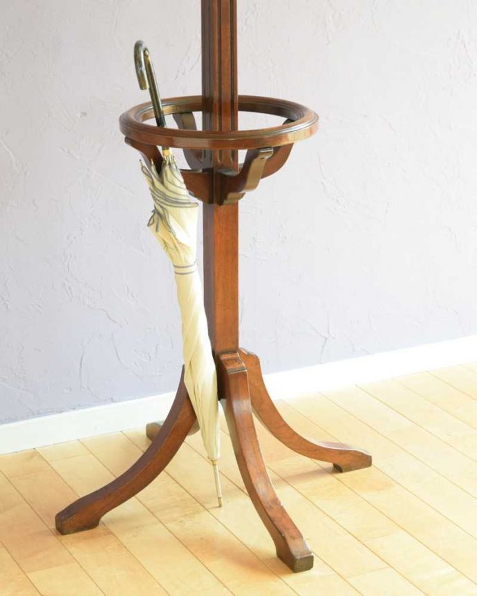 アンティークの玄関収納 アンティーク家具 英国輸入のアンティーク家具、玄関に置けるかっこいいコートハンガー。傘立てにピッタリです実は傘立てではなくステッキを立てて使われていました。(q-1890-f)