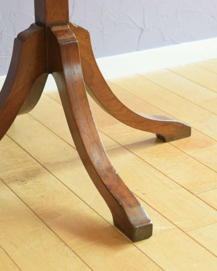 アンティークの玄関収納 アンティーク家具 英国輸入のアンティーク家具、玄関に置けるかっこいいコートハンガー。女性1人でラクラク運べちゃう仕掛けHandleのアンティークは、脚の裏にフェルトキーパーをお付けしています。(q-1890-f)