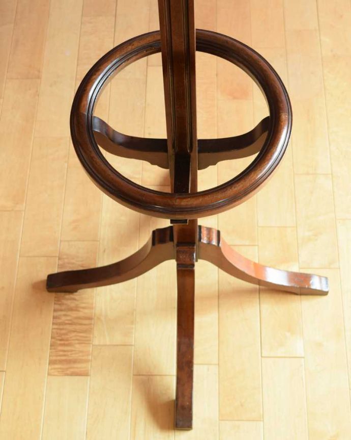 アンティークの玄関収納 アンティーク家具 英国輸入のアンティーク家具、玄関に置けるかっこいいコートハンガー。上から見るとこんな感じもともとステッキを立てていた場所は、傘も収納しやすいデザインになっています。(q-1890-f)