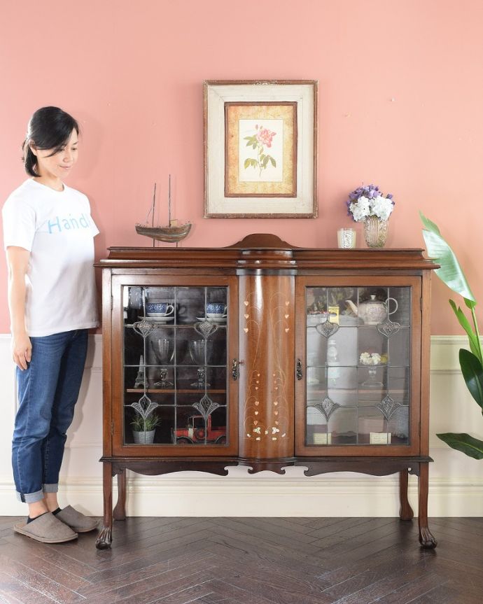 アンティークのキャビネット アンティーク家具 豪華なアンティーク家具、イギリスで見つけた優雅なステンドグラス入りのキャビネット(飾り棚)。おススメNo.1のアンティーク家具もともとチャイナキャビネットとして陶器を見せながら収納するために造られたガラスの扉のキャビネット。(q-1893-f)